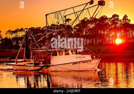 Nach einem langen Tag auf dem Wasser, dem 4. Oktober 2014, in Bayou La Batre, Alabama, fährt ein Garnelenboot aus Holz mit dem Namen Empty Pockets nach Hause. Stockfoto