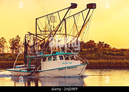 Nach einem langen Tag auf dem Wasser, dem 4. Oktober 2014, in Bayou La Batre, Alabama, fährt ein Garnelenboot aus Holz mit dem Namen Empty Pockets nach Hause. Stockfoto