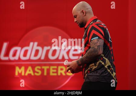 28th. Januar 2022; Marshall Arena, Milton Keynes, Bucks, England: Ladbrokes Masters Darts Tournament: Devon Petersen während seines Spiels mit Luke Humphries Stockfoto