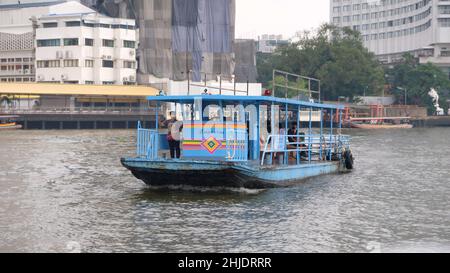 Klong San Ferry Boot zum Si Phraya Pier Klong San Ferry Boot zum Si Phraya Pier Chao Phraya River Bangkok Thailand Historische Gebäude im Hintergrund Stockfoto