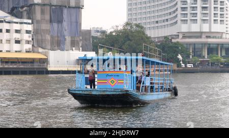 Klong San Ferry Boot zum Si Phraya Pier Klong San Ferry Boot zum Si Phraya Pier Chao Phraya River Bangkok Thailand Historische Gebäude im Hintergrund Stockfoto