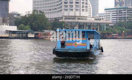 Klong San Ferry Boot zum Si Phraya Pier Klong San Ferry Boot zum Si Phraya Pier Chao Phraya River Bangkok Thailand Historische Gebäude im Hintergrund Stockfoto