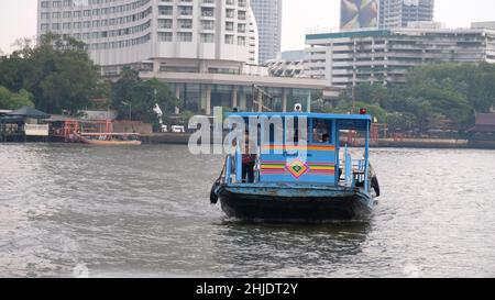 Klong San Ferry Boot zum Si Phraya Pier Klong San Ferry Boot zum Si Phraya Pier Chao Phraya River Bangkok Thailand Historische Gebäude im Hintergrund Stockfoto