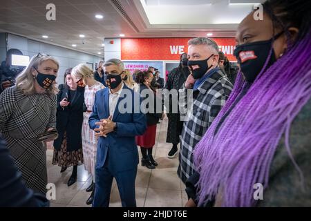 London, Großbritannien. 28th Januar 2022. Der Bürgermeister von London, Sadiq Khan, besucht den Stadtteil Lewisham Borough of Culture, um den ‘Day One’ des ausgewählten Londoner Stadtteils mit kulturellen Festen und Feierlichkeiten zu beginnen. Im Bild: Sadiq Khan kommt im Lewisham Shopping Centre an. Kredit: Guy Corbishley/Alamy Live Nachrichten Stockfoto