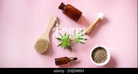 Schwarze und grüne Glasflaschen ohne Marken aus kosmetischem Cannabisöl und Hanfsamen, natürliche Bio-Spa-Kosmetik, umweltfreundliche Badezimmerzubehör. Stockfoto