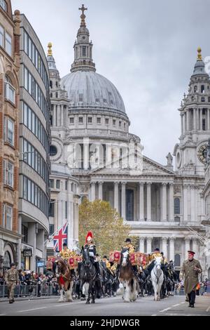 Britische Armee-Rettungsschwimmer des Haushalts-Kavallerie berittenen Regiments in zeremonieller Uniform - offizielle Wachen der Königin. St. Paul's Kathedrale dahinter. Stockfoto