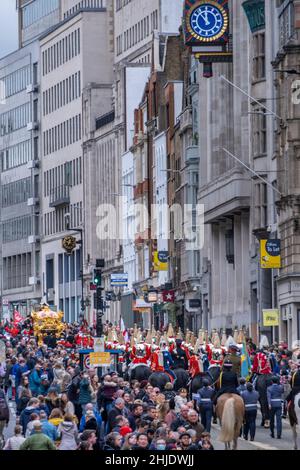 Der Trainer des Oberbürgermeisters und berittene Rettungsschwimmer der Kavallerie der Queens Household Division auf der Lord Mayor's Show 2021, Fleet Street, London, Großbritannien Stockfoto