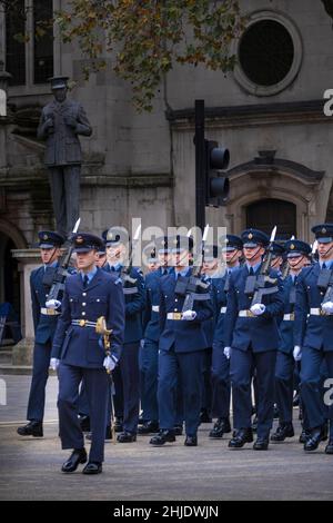 Das Farbgeschwader der Königin der Royal Air Force (RAF) vor der Zentralkirche der RAF - St. Clement Danes. Statue von Arthur 'Bomber' Harris, London Stockfoto