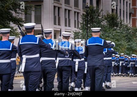 Truppen der Royal Navy marschieren auf einer Londoner Straße. City of London Sea Cadets, London, Großbritannien Stockfoto