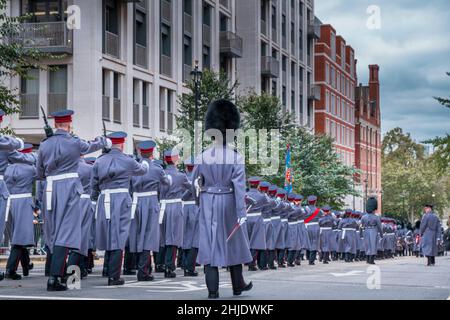 Soldaten auf Parade im Zentrum von London, Lord Mayor's Show 2021. Queen's Foot Guard Regiments. Rückschuss der Truppen, die auf der Stadtstraße marschieren Stockfoto