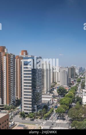 Geschäfts- und Wohngebäude in der Nähe der Avenida Ibirapuera, im Stadtteil Moema, São Paulo, Brasilien. Platz kopieren, keine Personen. Stockfoto