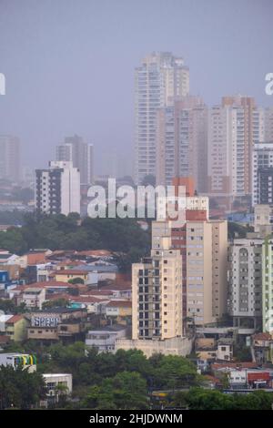 São Paulo Wohnblocks im Regen. Regenzeit, Brasilien, Häuser und Wohnungen. Vila da Saude Nachbarschaft Stockfoto