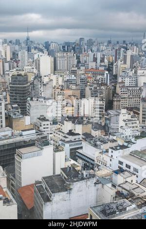 Brasilien, São Paulo. Skyline von hohen Geschäfts- und Wohngebäuden im Stadtzentrum. Größte Stadt Amerikas. Stockfoto