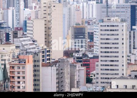 Brasilien, São Paulo. Skyline von hohen Geschäfts- und Wohngebäuden im Stadtzentrum. Größte Stadt Amerikas. Stockfoto