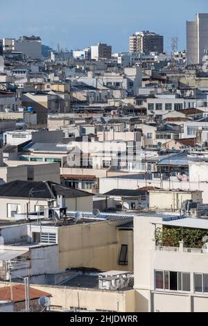 Blick von der Dachterrasse auf überfüllte, betonierte Wohnhäuser in einem Entwicklungsland in Südamerika. Rio de Janeiro, Brasilien. Stockfoto