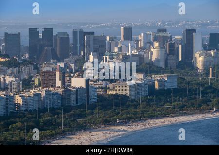 Flamengo Strand, Hotels und Apartments vor der Innenstadt von Rio skykline - Central Business District (CBD), mit Petrobras Gebäude & City Cathedral Stockfoto