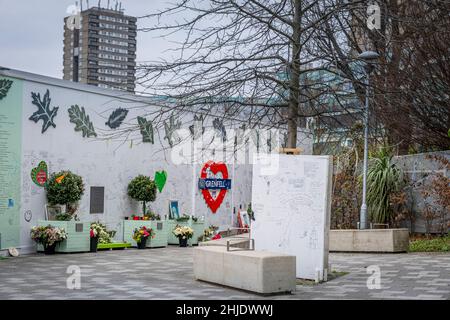 Die Grenfell Tower Memorial Wall, Gedenken an die Menschen, die bei dem Feuer vom 2017. Juni an den Folgen einer Aluminiumverkleidung starben, North Kensington, London Stockfoto