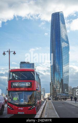 Red London Nummer 63 Bus im Verkehr auf Blackfriars Brücke. Leere Fahrradwege und das eine Blackfriars Gebäude (aka The Vase / Mummy / Boomerang) dahinter. Stockfoto