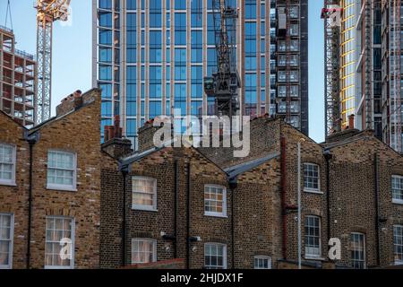 London, Vauxhall, georgianische Häuser und Wolkenkratzer. Backsteinhäuser aus dem 18th. Jahrhundert mit einer Kulisse moderner Wolkenkratzer im Bau Stockfoto