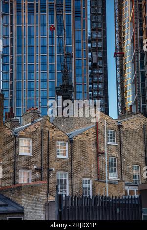 London, Vauxhall, georgianische Häuser und Wolkenkratzer. Backsteinhäuser aus dem 18th. Jahrhundert mit einer Kulisse moderner Wolkenkratzer im Bau Stockfoto