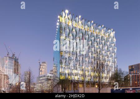 Beleuchtete Fassade der US-Botschaft in London mit laufenden Bauarbeiten im Nine Elms, Borough of Wandsworth. Architekt: Kieran Timberlake (2017) Stockfoto