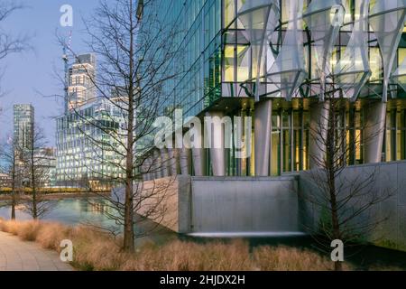 Beleuchtete Fassade der US-Botschaft in London mit Graben und Gärten, Architekt: KieranTimberlake, Nine Elms District, Borough of Wandsworth Stockfoto