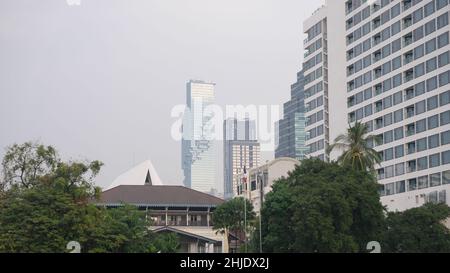 Das Gebäude der Dänischen Ostasiatischen Handelsgesellschaft befindet sich gegenüber dem King Power Mahanakhon-Gebäude im Hintergrund vom Chao Phraya aus Stockfoto