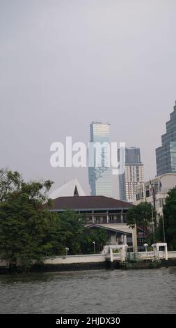 Das Gebäude der Dänischen Ostasiatischen Handelsgesellschaft befindet sich gegenüber dem King Power Mahanakhon-Gebäude im Hintergrund vom Chao Phraya aus Stockfoto