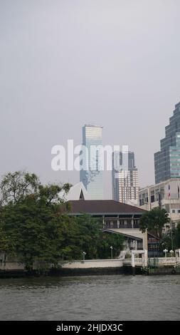 Das Gebäude der Dänischen Ostasiatischen Handelsgesellschaft befindet sich gegenüber dem King Power Mahanakhon-Gebäude im Hintergrund vom Chao Phraya aus Stockfoto