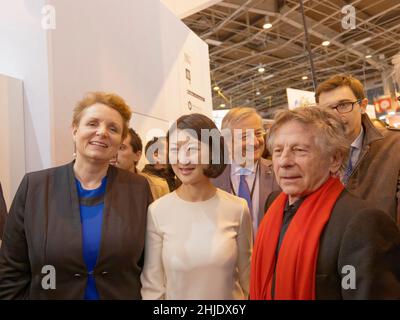 Paris, Frankreich. 19th. März 2015. Roman Polanski (L), Komiker und Fleur Pellerin, Kulturminister, präsentieren am 19. März 2015 im Salon du livre in Stockfoto