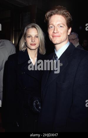 Bridget Fonda und Eric Stoltz besuchen am 18. November 1996 die Eröffnungsnacht von „Present Laughter“ im Walter Kerr Theater in New York City. Foto: Henry McGee/MediaPunch Stockfoto