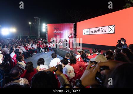 Bangkok, Thailand. 28th Januar 2022. Führungskräfte und Mitglieder der Phebu Thai Party hörten sich die Kampagne an und nahmen die Bühne, um eine Rede zur Unterstützung von Herrn Surachat Thienthong, Parteivertreter als Kandidat für das Parlamentsmitglied im Wahlkreis 9, Lak Si und Teilen des Distrikts Chatuchak in Bangkok, Thailand, zu halten. Am 28. Januar 2022 im Lak Si Housing Community Park. (Bild: © Teera Noisakran/Pacific Press via ZUMA Press Wire) Bild: ZUMA Press, Inc./Alamy Live News Stockfoto