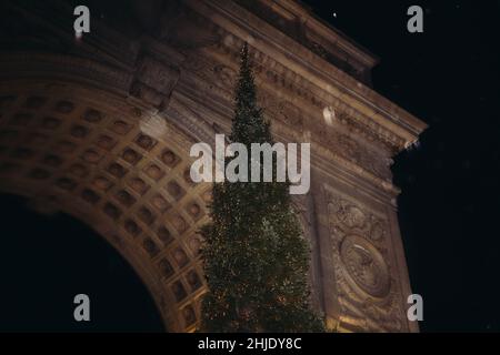 Washington Square Arch und Weihnachtsbaum im Schnee, Washington Square Park, Greenwich Village, Manhattan, New York City, Januar 2022 Stockfoto