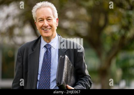 Ein gutaussehender Geschäftsmann mit Lächeln in einem Anzug Stockfoto