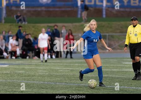 Sydney Osborn #26 von Santa Margarita, einer Vorwärtsspielerin, dribbelt am 18. Januar den Fußball, SMCHS gegen Orange Lutheran Girls Varsity Fußballspiel. Stockfoto