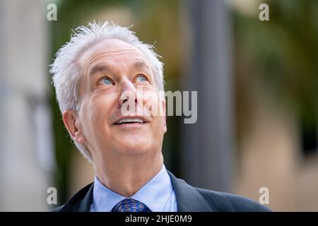 Hübscher, reifer Geschäftsmann, der einen Blick nach oben werfen kann Stockfoto