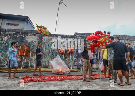 Tänzer üben die traditionelle „Barongsai“-Tanzvorstellung in Bogor, Indonesien, am 27. Januar 2022, um das chinesische Neujahr zu feiern Stockfoto