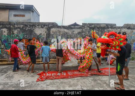 Tänzer üben die traditionelle „Barongsai“-Tanzvorstellung in Bogor, Indonesien, am 27. Januar 2022, um das chinesische Neujahr zu feiern Stockfoto