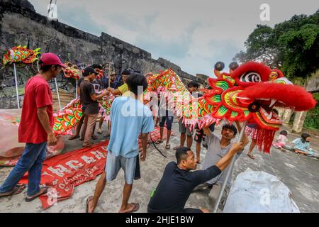 Tänzer üben die traditionelle „Barongsai“-Tanzvorstellung in Bogor, Indonesien, am 27. Januar 2022, um das chinesische Neujahr zu feiern Stockfoto