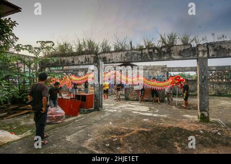 Tänzer üben die traditionelle „Barongsai“-Tanzvorstellung in Bogor, Indonesien, am 27. Januar 2022, um das chinesische Neujahr zu feiern Stockfoto