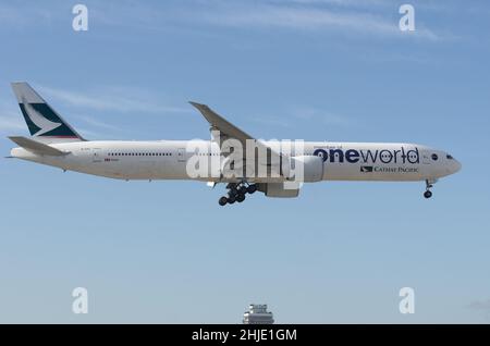 Cathay Pacific Boeing 777-367(er) mit der Registrierung B-KPL in der Nähe von LAX, Los Angeles International Airport. Stockfoto