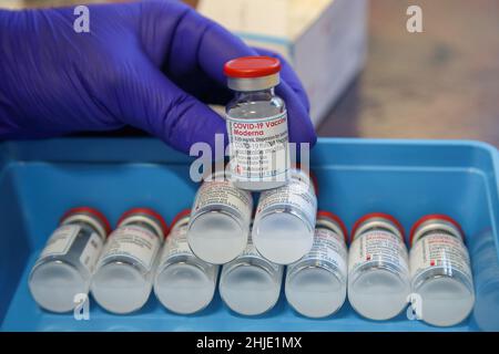 London, Großbritannien. 18th Januar 2022. Fläschchen mit Moderna Covid-19-Auffrischungsimpfstoff in einem Impfzentrum. Kredit: SOPA Images Limited/Alamy Live Nachrichten Stockfoto