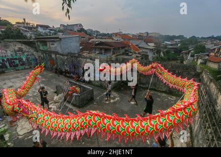 Tänzer üben die traditionelle „Barongsai“-Tanzvorstellung in Bogor, Indonesien, am 27. Januar 2022, um das chinesische Neujahr zu feiern Stockfoto