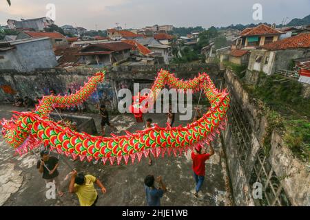 Tänzer üben die traditionelle „Barongsai“-Tanzvorstellung in Bogor, Indonesien, am 27. Januar 2022, um das chinesische Neujahr zu feiern Stockfoto