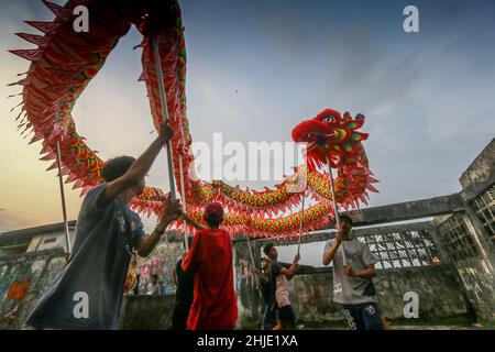 Tänzer üben die traditionelle „Barongsai“-Tanzvorstellung in Bogor, Indonesien, am 27. Januar 2022, um das chinesische Neujahr zu feiern Stockfoto