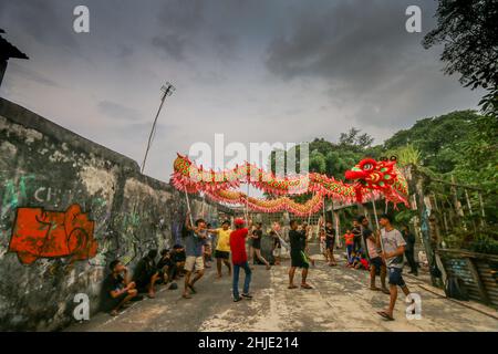 Tänzer üben die traditionelle „Barongsai“-Tanzvorstellung in Bogor, Indonesien, am 27. Januar 2022, um das chinesische Neujahr zu feiern Stockfoto