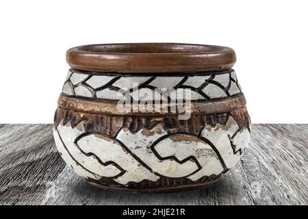 Basteltopf auf einem Holztisch mit Marajoara Keramik aus Nordbrasilien. Stockfoto
