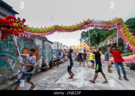 Tänzer üben die traditionelle „Barongsai“-Tanzvorstellung in Bogor, Indonesien, am 27. Januar 2022, um das chinesische Neujahr zu feiern Stockfoto