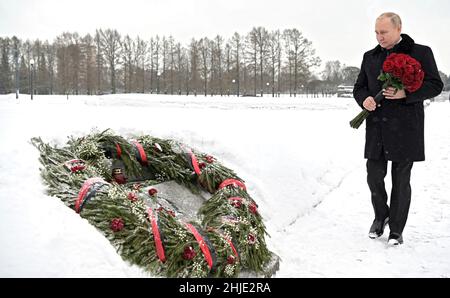 St. Petersburg, Russland. 29th Januar 2022. Der russische Präsident Wladimir Putin nimmt an einer Gedenkfeier für die Opfer der Belagerung von Leningrad im Jahr WW2 auf dem Friedhof Piskaryovskoje am 27. Januar 2022 in St. Petersburg, Russland, Teil. Quelle: Alexei Nikolsky/Kremlin Pool/Alamy Live News Stockfoto