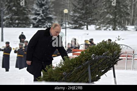 St. Petersburg, Russland. 29th Januar 2022. Der russische Präsident Wladimir Putin nimmt an einer Gedenkfeier für die Opfer der Belagerung von Leningrad im Jahr WW2 auf dem Friedhof Piskaryovskoje am 27. Januar 2022 in St. Petersburg, Russland, Teil. Quelle: Alexei Nikolsky/Kremlin Pool/Alamy Live News Stockfoto